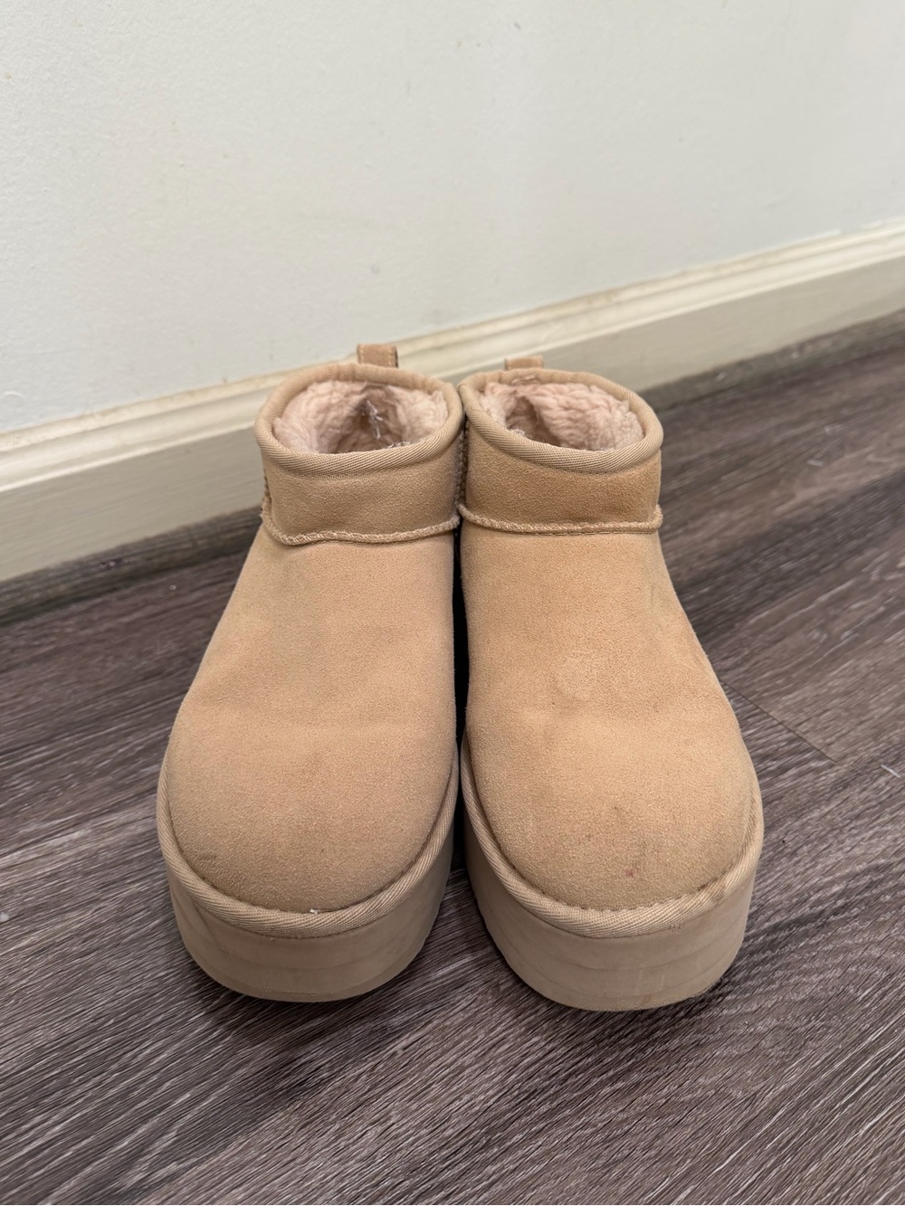 UGG Platform Ultra Mini in Sand Tan Women’s Size 8 Shearling Suede